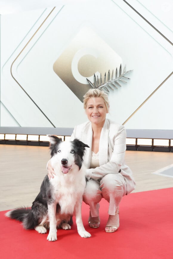 Exclusif - Anne-Elisabeth Lemoine et le chien Messi sur le plateau de l'émisson "C à vous" lors du 77ème Festival International du Film de Cannes le 15 mai 2024. © Jack Tribeca / Bestimage 
