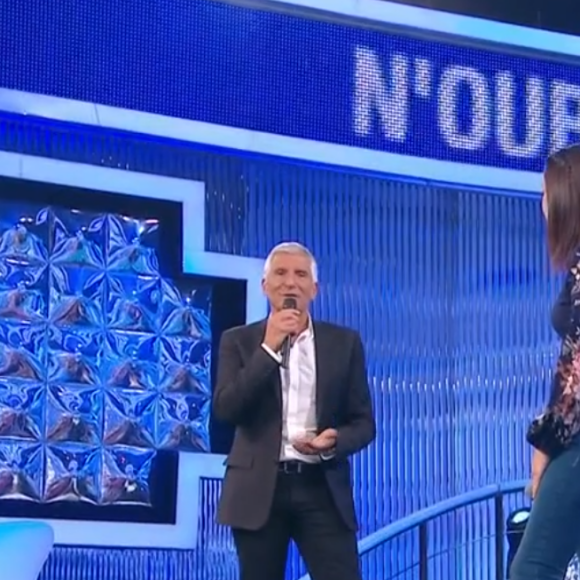 Après une erreur de la production de "N'oubliez pas les paroles", Nagui annonce que la Maestro Justine réintègre le jeu face à Nathalie.