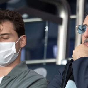 
"Je le prends avec beaucoup de joie, d'amour, de paix et d'instinct. C'est génial" rajoute-t-il
Gad Elmaleh et son fils Noé Elmaleh lors du match de Ligue 1 Uber Eats entre le PSG et l'OL au Parc des Princes, le 19 septembre 2021. David Nivière/ABACAPRESS.COM