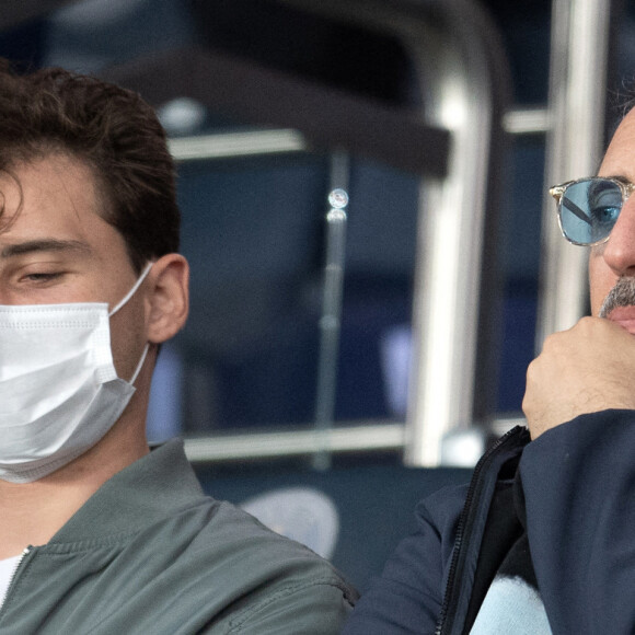 
"Je le prends avec beaucoup de joie, d'amour, de paix et d'instinct. C'est génial" rajoute-t-il
Gad Elmaleh et son fils Noé Elmaleh lors du match de Ligue 1 Uber Eats entre le PSG et l'OL au Parc des Princes, le 19 septembre 2021. David Nivière/ABACAPRESS.COM