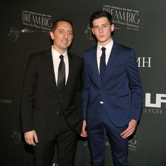 Une chose est sûre, Ely ne risque pas de s'ennuyer avec son célèbre grand-père !
Gad Elmaleh et son fils Noé au gala de fin d'année du Lycée Français de New York, en 2016. Sylvain Gaboury/PMC/DDP USA/ABACAPRESS.COM