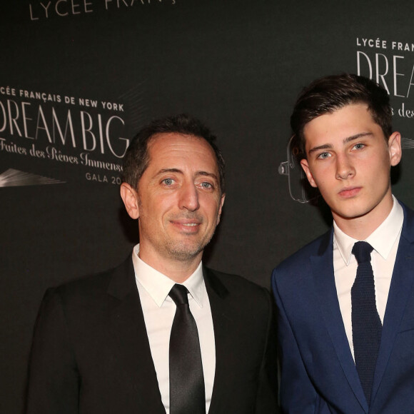 S'il ne s'attendait pas à être grand-père aussi rapidement, Gad Elmaleh n'entend pas prendre ce nouveau rôle ''au sérieux''.
Gad Elmaleh et son fils Noé assistent au Gala du Lycée français de New York, qui s'est tenu au Park Avenue Armory, le 6 février 2016. Sylvain Gaboury/PMC/DDP USA/ABACAPRESS.COM