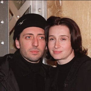 Gad Elmaleh et sa compagne Anne Brochet assistent à la première de "La chambre des magiciennes" à Paris, le 27 février 2001. Nicolas Khayat/ABACA