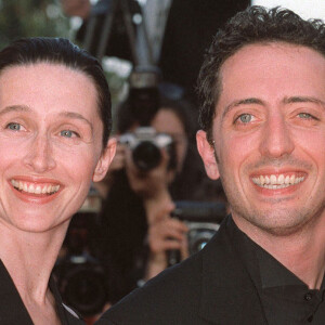 
L'actrice française Anne Brochet et son partenaire l'acteur Gad Elmaleh arrivant à la projection du film "The Pledge" au 54ème Festival de Cannes le 15 mai 2001.