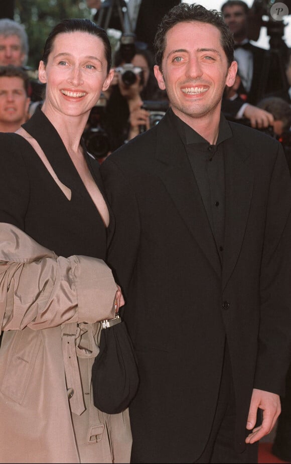 
L'actrice française Anne Brochet et son partenaire l'acteur Gad Elmaleh arrivant à la projection du film "The Pledge" au 54ème Festival de Cannes le 15 mai 2001.