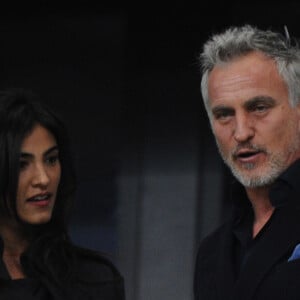 David Ginola et sa compagne Maeva Denat - People au match de football entre l'Olympique de Marseille et le Paris-Saint-Germain au stade vélodrome à Marseille le 26 février 2017. Ultra-dominateur, le PSG s'est imposé facilement à Marseille (5-1)