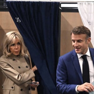 Le président de la République Emmanuel Macron et sa femme la Première Dame Brigitte Macron votent pour le premier tour des législatives à la salle des Quatre Saisons au Touquet, France, le 30 juin 2024. © Jeanne Accorsini/Pool/Bestimage