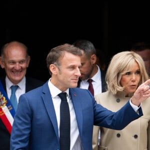 Le président de la République Emmanuel Macron et sa femme la Première Dame Brigitte Macron votent pour le premier tour des législatives à la salle des Quatre Saisons au Touquet, France, le 30 juin 2024. © Jeanne Accorsini/Pool/Bestimage