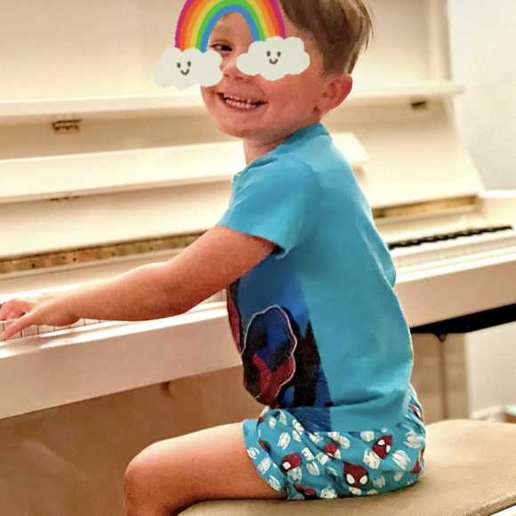 À savoir que le bien détient un piano.
Christophe Beaugrand en vacances à Saint-Tropez avec sa famille. Instagram