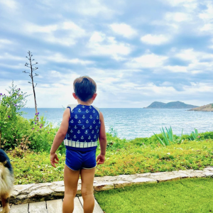 Un instrument qui a suscité l'attention de son fils Valentin. Problème, ce dernier ne sait pas en jouer.
Christophe Beaugrand en vacances à Saint-Tropez avec sa famille. Instagram