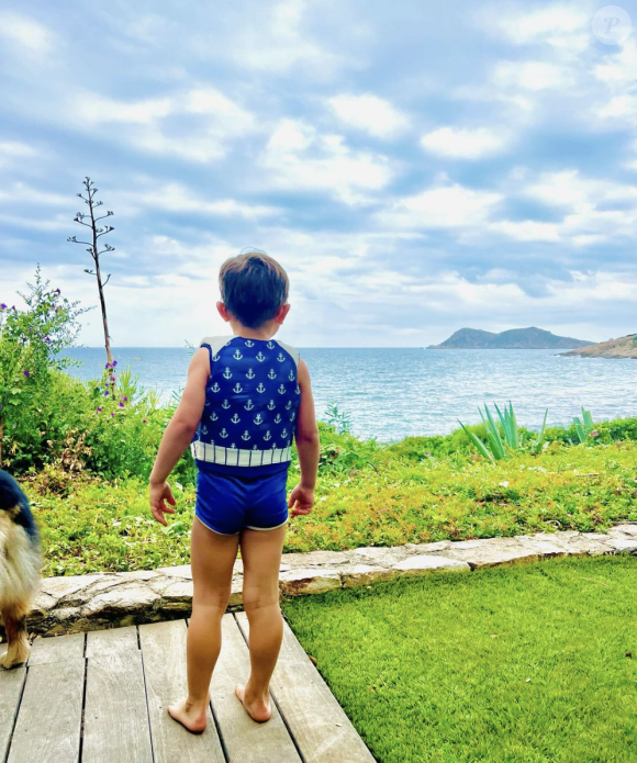 Un instrument qui a suscité l'attention de son fils Valentin. Problème, ce dernier ne sait pas en jouer.
Christophe Beaugrand en vacances à Saint-Tropez avec sa famille. Instagram