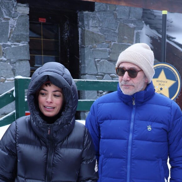 "Je suis tombée, mon mec m'a retrouvée entre le lavabo et la baignoire, en sang."
Bérénice Béjo inaugure son étoile "Slope of Fame" sous les yeux de son mari Michel Hazanavicius lors de la 15 ème edition de 'Les Arcs Film Festival' dans la station Les Arcs à Bourg Saint Maurice le 22 décembre 2023. © Denis Guignebourg/BestImage