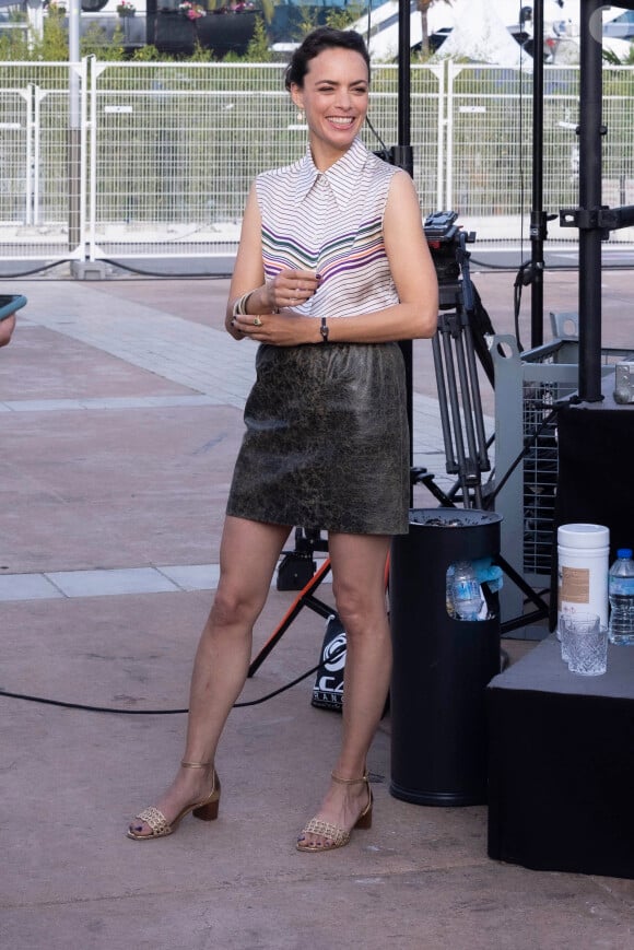 Bérénice Bejo sur le plateau de l'émission "Spéciale Cannes", présentée par D.Burki et diffusée sur Culture Box, lors du 75ème Festival Internationale du Film de Cannes. Le 18 mai 2022 © Jack Tribeca / Bestimage 