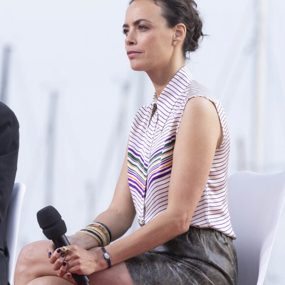 Bérénice Bejo sur le plateau de l'émission "Spéciale Cannes", présentée par D.Burki et diffusée sur Culture Box, lors du 75ème Festival Internationale du Film de Cannes. Le 18 mai 2022 © Jack Tribeca / Bestimage 