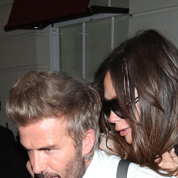 David Beckham porte sa femme Victoria Beckham sur son dos, à la sortie de la soirée de son 50ème anniversaire au club Oswald's à Londres, le 20 avril 2024. Arrivée munie de béquilles, Victoria Beckham a quitté sa fête d'anniversaire vers 2h30 du matin, portée par son mari depuis presque 25 ans.