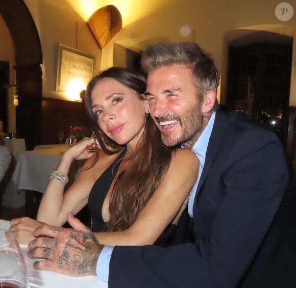 Victoria Beckham a réessayé l'une de ses robes qu'elle avait portées à la cérémonie et a été surprise de voir qu'elle lui allait encore comme un gant ! 
Victoria et David Beckham, Instagram