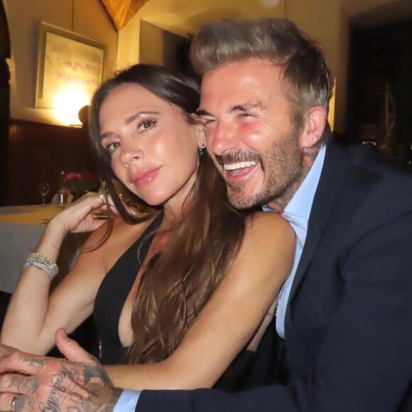 Victoria Beckham a réessayé l'une de ses robes qu'elle avait portées à la cérémonie et a été surprise de voir qu'elle lui allait encore comme un gant ! 
Victoria et David Beckham, Instagram