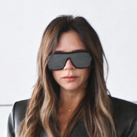 Exclusif - Victoria Beckham arrive à l'aéroport de New York (JFK), le 16 mai 2023.