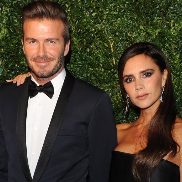 David et Victoria Beckhamn sont mariés depuis plusieurs décennies maintenant. 
David Beckham et sa femme Victoria Beckham - Soirée "Evening Standard Theatre Awards" à Londres.