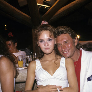 Sa mère Vanessa Paradis connaît bien le rockeur avec qui elle a chanté en 1989.
Vanessa Paradis et Johnny Hallyday lors d'une soirée chez Eddie Barclay pour son premier anniversaire de mariage avec Caroline Barclay, en juillet 1989. © Bruno Schneider via Bestimage