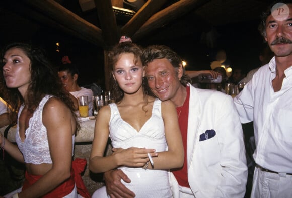 Sa mère Vanessa Paradis connaît bien le rockeur avec qui elle a chanté en 1989.
Vanessa Paradis et Johnny Hallyday lors d'une soirée chez Eddie Barclay pour son premier anniversaire de mariage avec Caroline Barclay, en juillet 1989. © Bruno Schneider via Bestimage