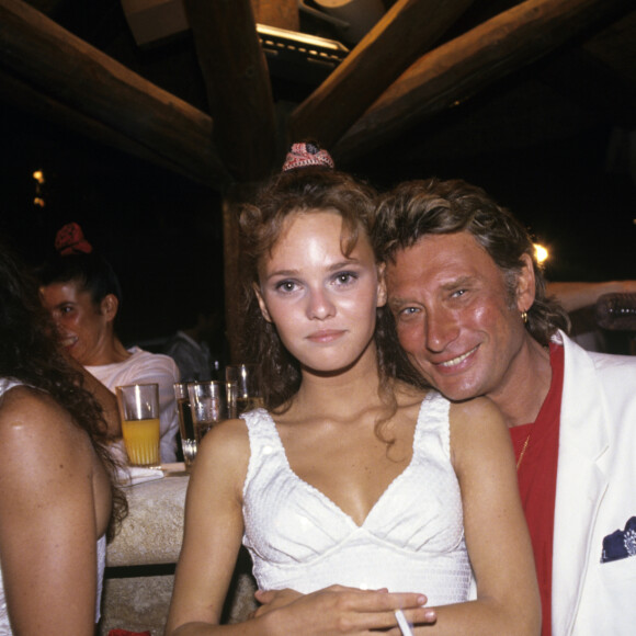 Vanessa Paradis et Johnny Hallyday - 1er anniversaire de mariage de Caroline Barclay et Eddie Barclay à Saint-Tropez en 1989 © Bruno Schneider via Bestimage