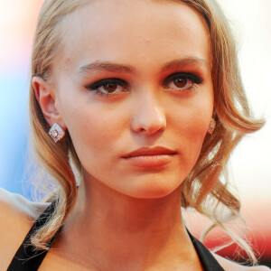 Lily-Rose Depp a passé des essais pour être au cinéma Laeticia Hallyday.
Lily-Rose Depp - Tapis rouge du film "Planetarium" lors du 73ème Festival du Film de Venise, la Mostra. Le 8 septembre 2016 