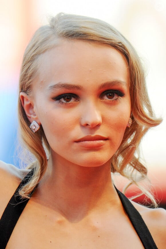 Lily-Rose Depp a passé des essais pour être au cinéma Laeticia Hallyday.
Lily-Rose Depp - Tapis rouge du film "Planetarium" lors du 73ème Festival du Film de Venise, la Mostra. Le 8 septembre 2016 