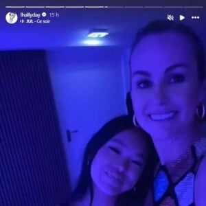 La maman y était également avec ses filles Joy et Jade et a posté plusieurs stories sur son compte Instagram pour témoigner de ce beau moment. 
Laeticia Hallyday et Joy Hallyday à l'Amnésia le 30 juin 2024 pour le showcase de Jul.