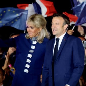 Une décision qu'il soutient. "Il vaut mieux que la France en fasse l'expérience [du RN, NDLR] pendant deux ans plutôt que pendant cinq ans. Si le RN montre
Les parents de Emmanuel Macron, Jean-Michel Macron et Françoise Noguès, Brigitte Macron et le président Emmanuel Macron - Le président Emmanuel Macron prononce un discours au Champ de Mars le soir de sa victoire à l'élection présidentielle le 24 avril 2022. © Dominique Jacovides / Bestimage