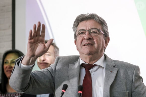 Le leader du parti de gauche La France Insoumise (LFI), député et leader de la coalition de gauche Nupes (Nouvelle Union Populaire Ecologique et Sociale) Jean-Luc Melenchon prononce un discours lors de la soirée électorale au siège de Nupes, à l'issue du premier tour des élections législatives françaises à Paris, le 12 juin 2022. © Stéphane Lemouton/Bestimage