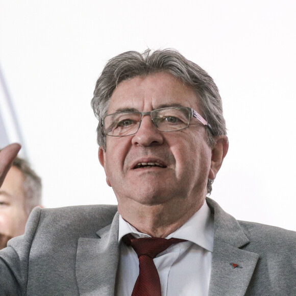 Le leader du parti de gauche La France Insoumise (LFI), député et leader de la coalition de gauche Nupes (Nouvelle Union Populaire Ecologique et Sociale) Jean-Luc Melenchon prononce un discours lors de la soirée électorale au siège de Nupes, à l'issue du premier tour des élections législatives françaises à Paris, le 12 juin 2022. © Stéphane Lemouton/Bestimage