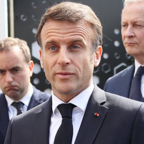 Jean-Michel Macron, le père d'Emmanuel Macron, était l'un des seuls Français à ne pas avoir été surpris par la décision de son fils de dissoudre l'Assemblée nationale.
Sébastien Lecornu, ministre des armées, le président Emmanuel Macron, Bruno Le Maire, ministre de l'Économie, des Finances et de la Souveraineté industrielle et numérique lors d'une conférence de presse à l'issue d'une visite à l'usine de la société de poudres et d'explosifs Eurenco à Bergerac. © Patrick Bernard / Bestimage 