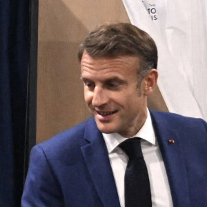 en deux ans qu'il est parfaitement incapable de gouverner, on peut espérer qu'il n'ira pas plus loin. C'est un peu ce que mon fils m'avait dit deux 
Le président de la République Emmanuel Macron vote pour le premier tour des législatives à la salle des Quatre Saisons au Touquet, France, le 30 juin 2024. © Jeanne Accorsini/Pool/Bestimage 