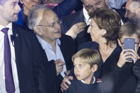 Les parents de Emmanuel Macron, Jean-Michel Macron et Françoise Noguès - La famille du président Emmanuel Macron est venue assister à son discours au Champ de Mars le soir de sa victoire à l'élection présidentielle 2022 le 24 avril 2022. © Cyril Moreau / Bestimage  President Emmanuel Macron's family attended his speech at the Champ de Mars on the evening of his victory in the 2022 presidential election on 24 April 2022 