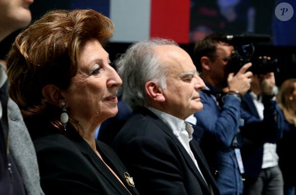 Exclusif - Françoise Noguès et Jean-Michel Macron, parents de Emmanuel Macron - Le président de la République française et candidat du parti centriste La République en marche (LREM) à la réélection, a effectué son premier grand meeting de campagne au Paris le Défense Arena à Nanterre le 2 Avril 2022 © Dominique Jacovides/Bestimage  Exclusive - For Germany Call For Price - French President Emmanuel Macron and centrist candidate for the upcoming presidential election during a political meeting in Nanterre, France, on April 2nd, 2022. 