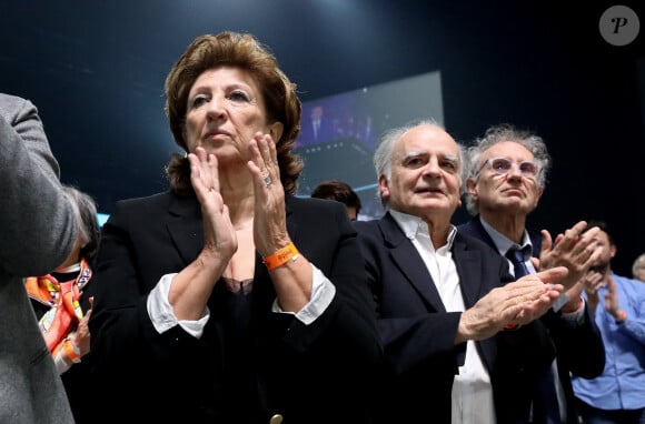 Exclusif - Les parents de Emmanuel Macron, Françoise Noguès et Jean-Michel Macron - Le président de la République française et candidat du parti centriste La République en marche (LREM) à la réélection, a effectué son premier grand meeting de campagne au Paris le Défense Arena à Nanterre le 2 Avril 2022 © Dominique Jacovides/Bestimage  Exclusive - For Germany Call For Price - French President Emmanuel Macron and centrist candidate for the upcoming presidential election during a political meeting in Nanterre, France, on April 2nd, 2022. 