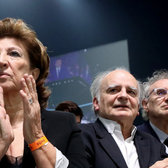 Exclusif - Les parents de Emmanuel Macron, Françoise Noguès et Jean-Michel Macron - Le président de la République française et candidat du parti centriste La République en marche (LREM) à la réélection, a effectué son premier grand meeting de campagne au Paris le Défense Arena à Nanterre le 2 Avril 2022 © Dominique Jacovides/Bestimage  Exclusive - For Germany Call For Price - French President Emmanuel Macron and centrist candidate for the upcoming presidential election during a political meeting in Nanterre, France, on April 2nd, 2022. 