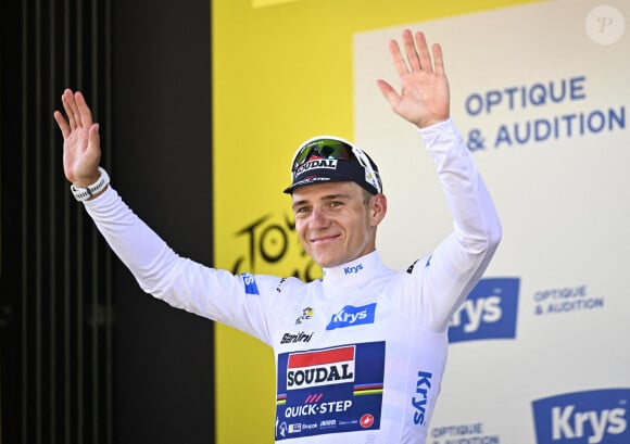 Ce vendredi, alors que le Belge Remco Evenepoel célébrait sa victoire au contre-la-montre, une légende du cyclisme nous quittait...
Le Belge Remco Evenepoel de Soudal Quick-Step célèbre sur le podium le maillot blanc du meilleur jeune après la 7e étape du Tour de France cycliste 2024. ABACAPRESS.COM