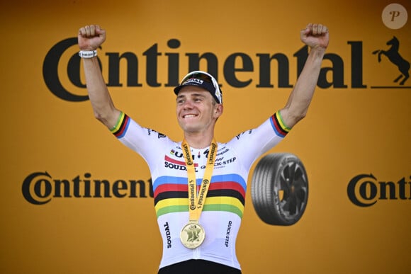 Le Belge Remco Evenepoel de Soudal Quick-Step célèbre sur le podium après avoir remporté la 7e étape du Tour de France cycliste 2024, un contre-la-montre individuel de Nuits-Saint-Georges à Gevrey-Chambertin, France (25,3 km), le vendredi 5 juillet 2024. ABACAPRESS.COM