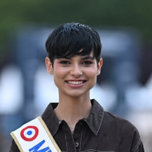 "Je vous avoue que les médias m'en parlent tellement que ça peut devenir angoissant. Heureusement, la société Miss France est là pour m'aider à canaliser ce stress car il n'y a pas à en avoir"."
Eve Gilles, Miss France 2024 lors de la 10ème édition du "Longines Paris Eiffel Jumping" à la Plaine de Jeux de Bagatelle à Paris le 21 juin 2024