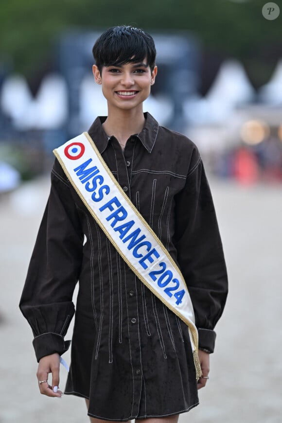 "Je vous avoue que les médias m'en parlent tellement que ça peut devenir angoissant. Heureusement, la société Miss France est là pour m'aider à canaliser ce stress car il n'y a pas à en avoir"."
Eve Gilles, Miss France 2024 lors de la 10ème édition du "Longines Paris Eiffel Jumping" à la Plaine de Jeux de Bagatelle à Paris le 21 juin 2024