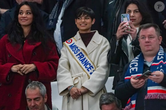 Cindy Fabre et Eve Gilles, miss France 2024, assistent au match de football amical France - Chili au stade Orange Vélodrome à Marseille le 26 mars 2024