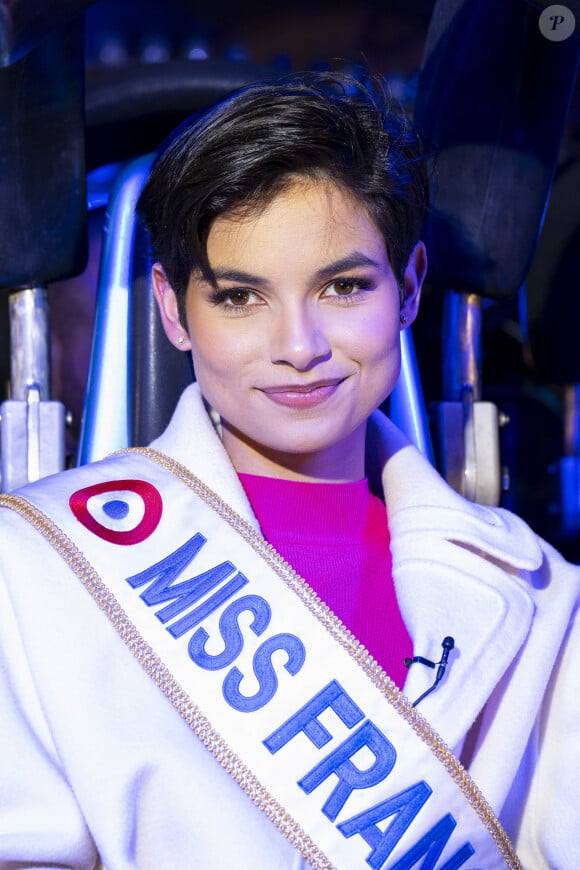 Eve Gilles, Miss France 2024 inaugure la Foire du Trône à Paris le 22 mars 2024