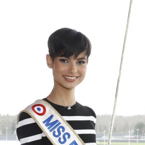 Eve Gilles (Miss France 2024) lors du prix de France Speed Race 2024 à l'Hippodrome de Vincennes le 11 février 2024
