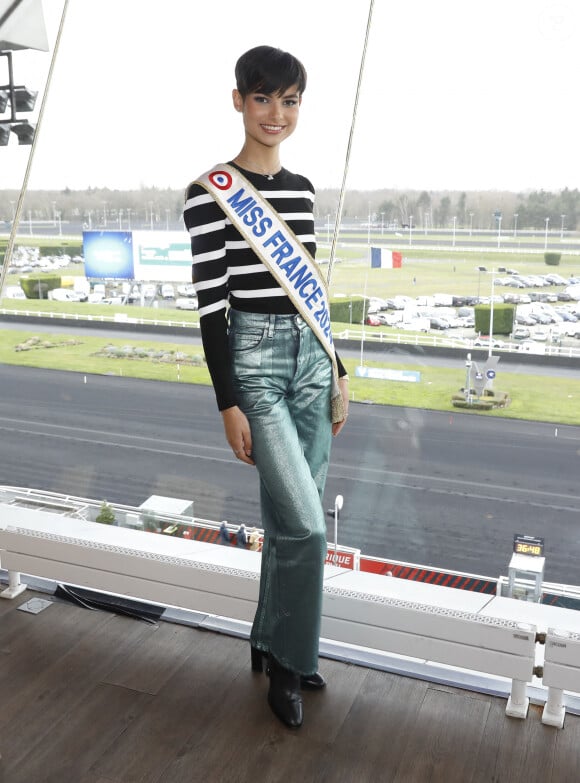 Eve Gilles (Miss France 2024) lors du prix de France Speed Race 2024 à l'Hippodrome de Vincennes le 11 février 2024