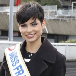 Eve Gilles (Miss France 2024) lors du Prix de France Speed Race 2024 à l'Hippodrome de Vincennes le 11 février 2024