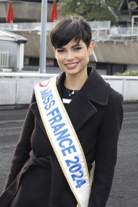 Eve Gilles (Miss France 2024) lors du Prix de France Speed Race 2024 à l'Hippodrome de Vincennes le 11 février 2024