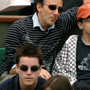 Dans les colonnes de Gala, Elie se confie sur la relation qu'il a avec son fils...Elie Semoun et son fils assistent au troisième tour des Internationaux de France de tennis à Roland Garros à Paris, France, le 31 mai 2008. Photo par Giancarlo Gorassini/ABACAPRESS.COM