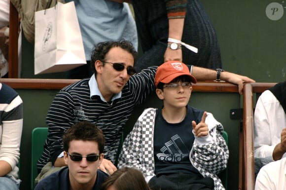 Dans les colonnes de Gala, Elie se confie sur la relation qu'il a avec son fils...Elie Semoun et son fils assistent au troisième tour des Internationaux de France de tennis à Roland Garros à Paris, France, le 31 mai 2008. Photo par Giancarlo Gorassini/ABACAPRESS.COM